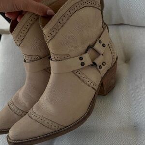 Dingo Beige Leather Boots